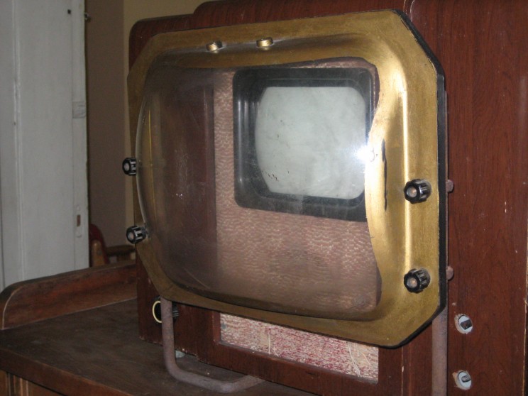 Soviets Used Magnifying Glasses to Make their TVs Bigger Soviets Used Magnifying Glasses to Make their TVs Bigger