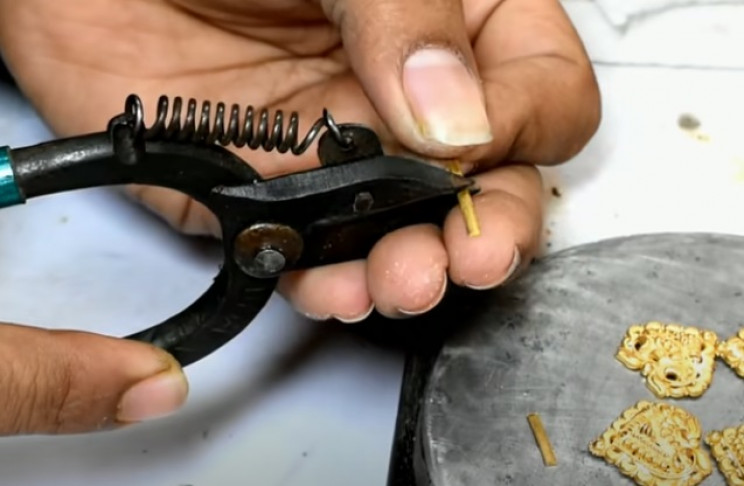 diy golden necklace gold strips