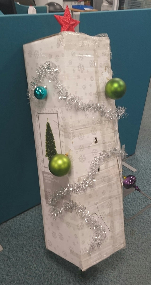 11+ of the Laziest Christmas Decoration Attempts 11+ of the Laziest Christmas Decoration Attempts