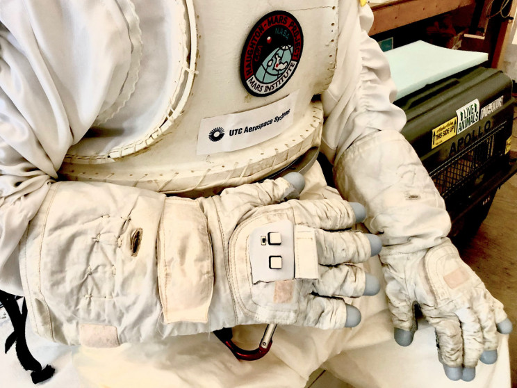 Smart Gloves Will Help Astronauts to Control Drones, Robots and Explore Space Smart Gloves Will Help Astronauts to Control Drones, Robots and Explore Space