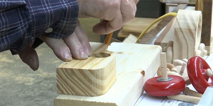 80-Year-Old Man Has Been Making Wooden Toys for Kids in Need over 50 Christmases