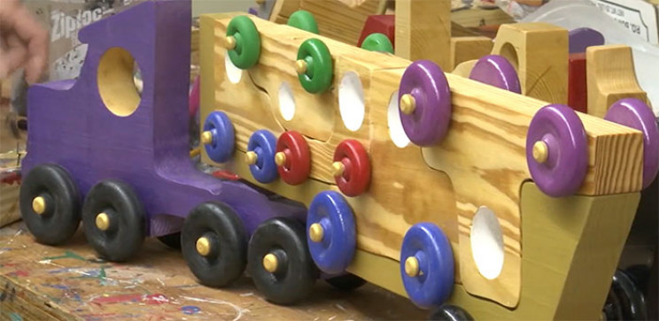 80-Year-Old Man Has Been Making Wooden Toys for Kids in Need over 50 Christmases