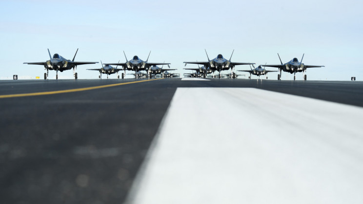 Air Force Stages “Elephant Walk”, Launching 52 Fighter Jets In a Row Air Force Stages “Elephant Walk”, Launching 52 Fighter Jets In a Row