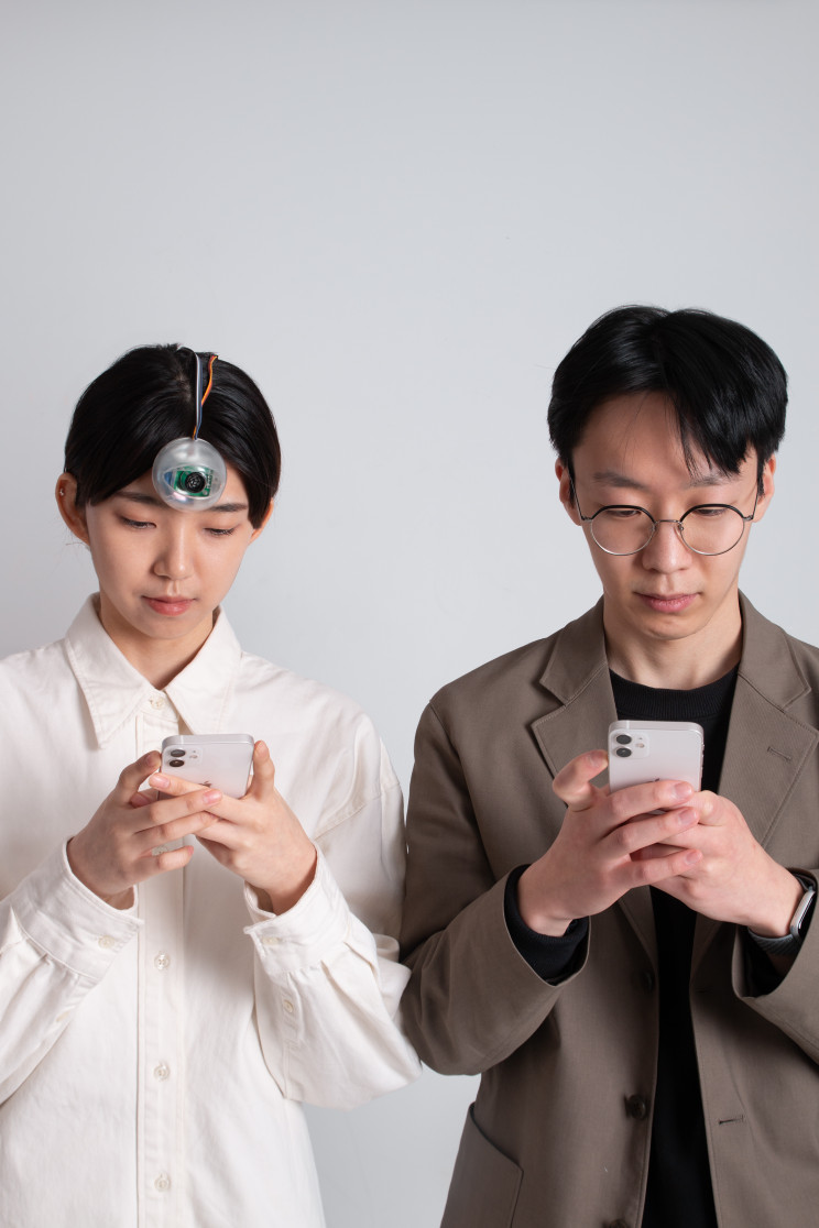 Designer Creates 'Third Eye' to Help Smartphone 'Zombies' Walk Safely Designer Creates 'Third Eye' to Help Smartphone 'Zombies' Walk Safely