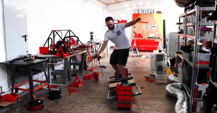 YouTuber Builds an Electric Skateboard With Tank Tracks YouTuber Builds an Electric Skateboard With Tank Tracks