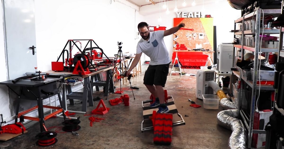 YouTuber Builds an Electric Skateboard With Tank Tracks YouTuber Builds an Electric Skateboard With Tank Tracks