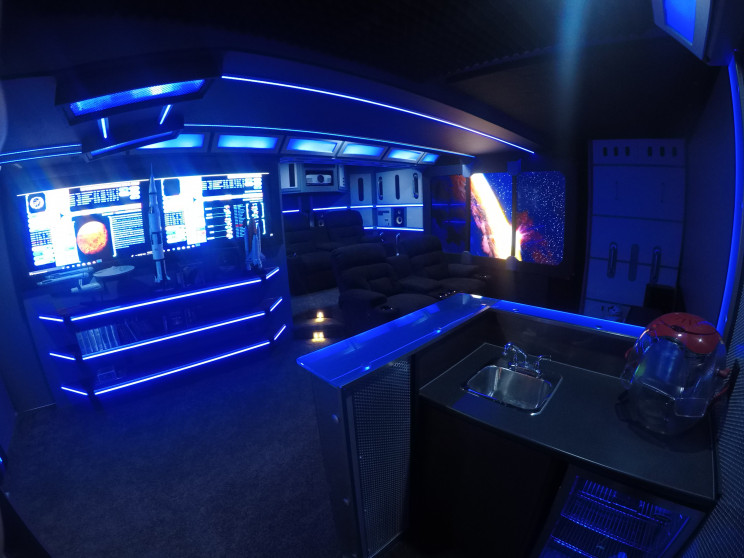 This Guy Builds His Star Trek-Themed Mancave from Scratch This Guy Builds His Star Trek-Themed Mancave from Scratch