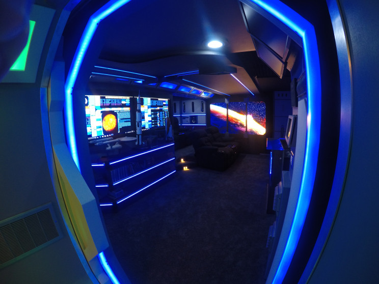 This Guy Builds His Star Trek-Themed Mancave from Scratch This Guy Builds His Star Trek-Themed Mancave from Scratch