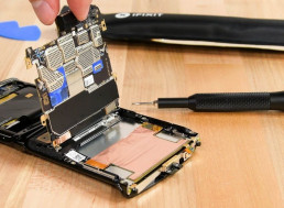 iFixit Rate Motorola Razr as One of the Most Complicated Phones They've Ever Seen