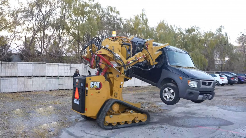Watch Mechanics Destroy an SUV With the Power Loader From Aliens - Vimarsana News