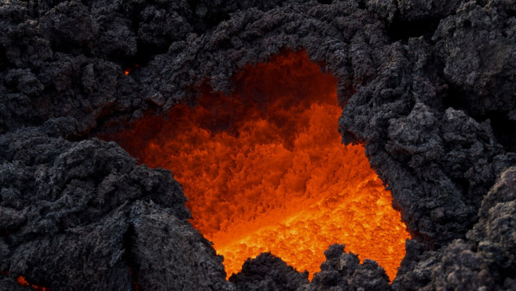 Have a Slice of Volcanic Pizza Baked At 1,800 Degrees Fahrenheit