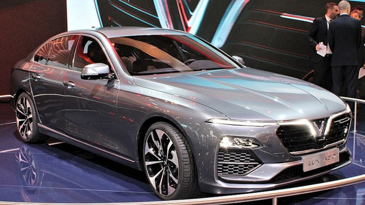 Automaker Calls Police on Negative Car Review Posted on Social Media