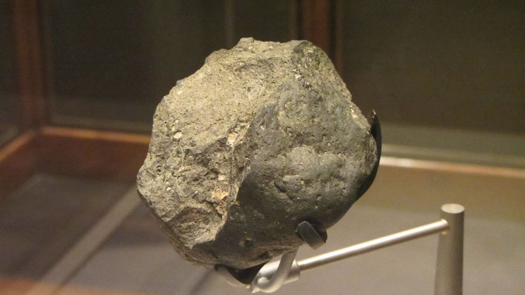 Olduvai stone chopping tool, made from basalt, from Olduvai Gorge, Tanzania, 1.8-2 million years old. British Museum (1934,1214.1).