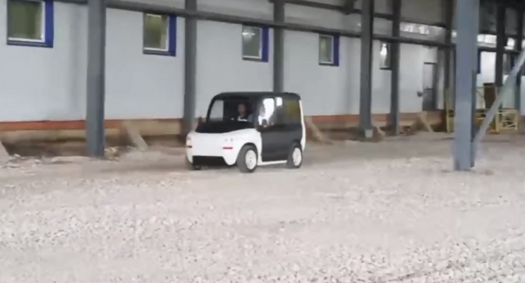 Zetta driving away Zetta E-Car