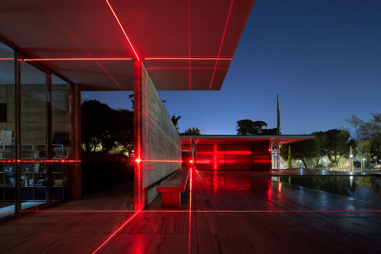 Light and Sound Geometric Installations Highlight Stunning Mies Van Der Rohe Architecture Light and Sound Geometric Installations Highlight Stunning Mies Van Der Rohe Architecture