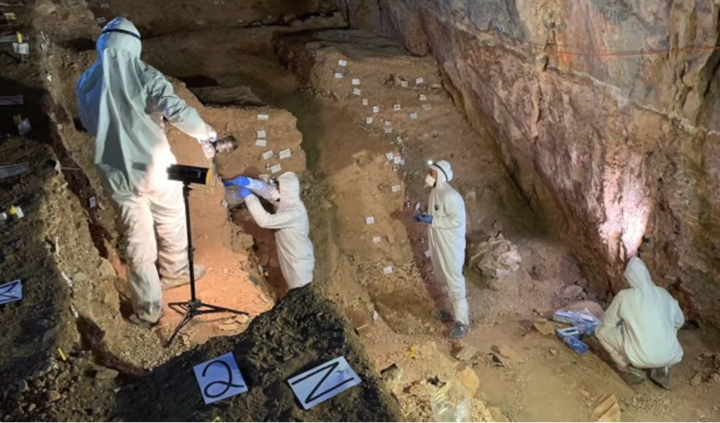 Scientists in Chiquihuite Cave Scientists in Chiquihuite Cave