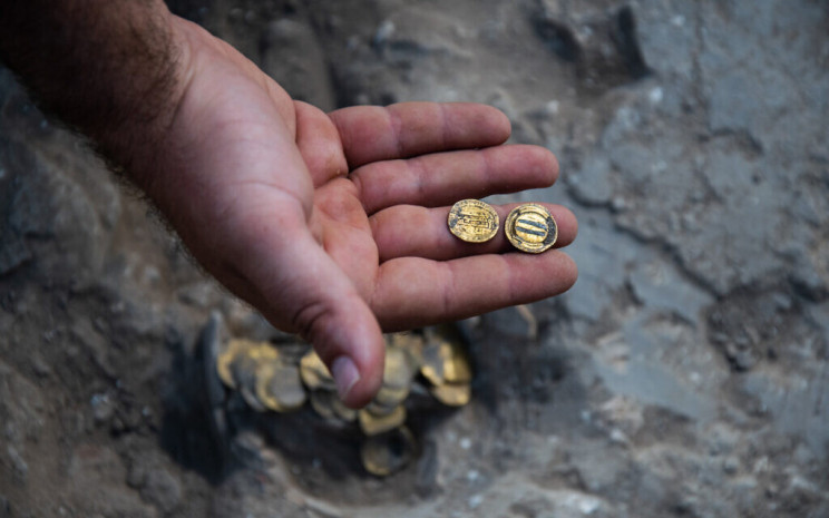 1,100-Year-Old Hoard of Islamic Gold Coins Found in Israel 1,100-Year-Old Hoard of Islamic Gold Coins Found in Israel