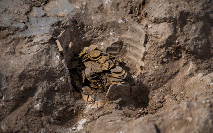 1,100-Year-Old Hoard of Islamic Gold Coins Found in Israel 1,100-Year-Old Hoard of Islamic Gold Coins Found in Israel