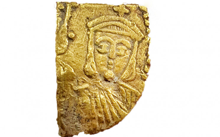 1,100-Year-Old Hoard of Islamic Gold Coins Found in Israel 1,100-Year-Old Hoard of Islamic Gold Coins Found in Israel