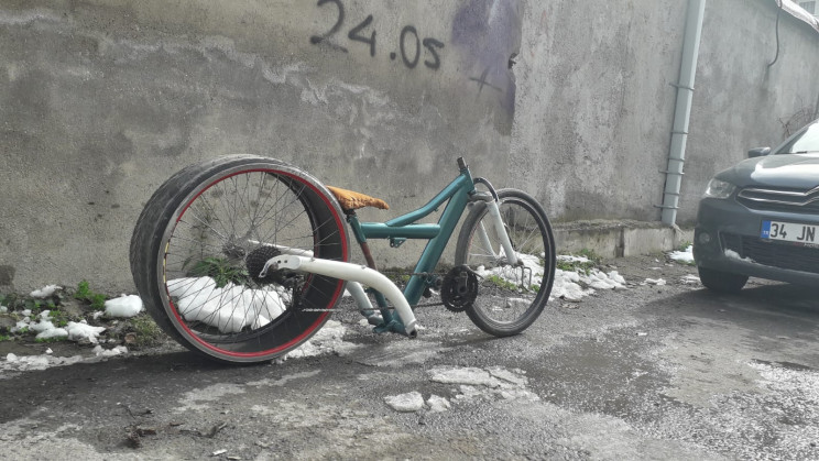 High School Students Build Bicycles Out of Car Tires and Scraps High School Students Build Bicycles Out of Car Tires and Scraps
