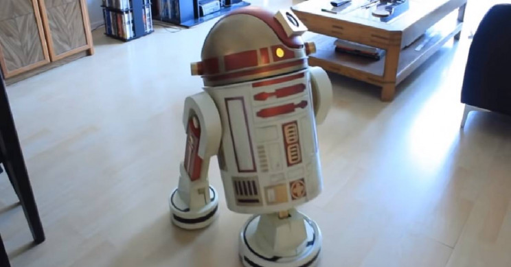 Resourceful Guy Turns His Vacuum Into an R2-D2 Robot