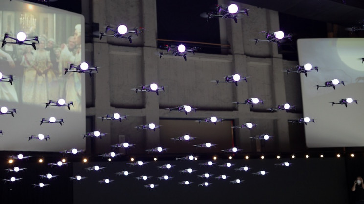 200 Drones Fly Indoors Simultaneously, Breaking World Record 200 Drones Fly Indoors Simultaneously, Breaking World Record