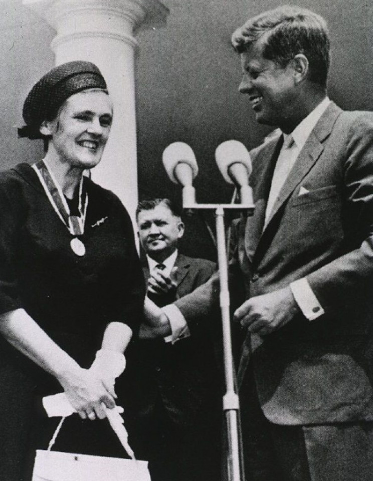 Frances Oldham Kelsey receiving award Frances Oldham Kelsey receiving award