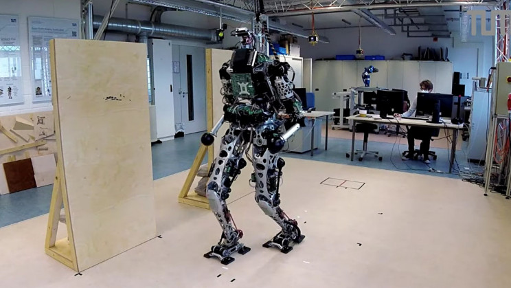 Humanoid Robot 'LOLA' Takes Baby Steps By Using Hands to Balance