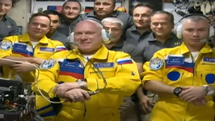 Russian cosmonauts board ISS wearing yellow and blue, the colors of the Ukrainian flag