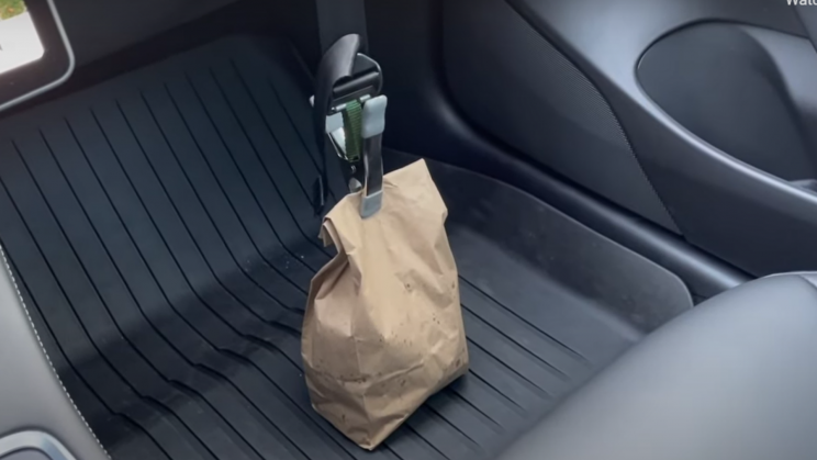 Meet BAGO: A Seatbelt for Bags That Can Help You Concentrate on the Road