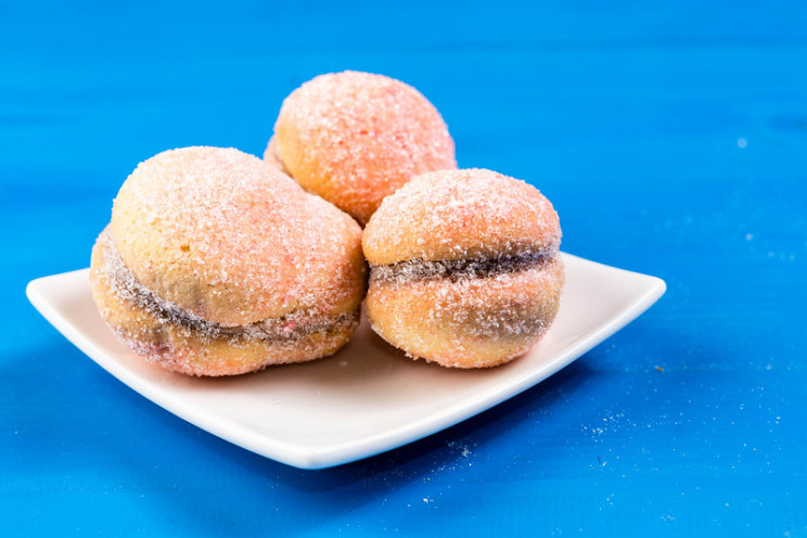 Sleep Deprivation Leads to Unhealthy Snacking of Sweet and Fatty Foods