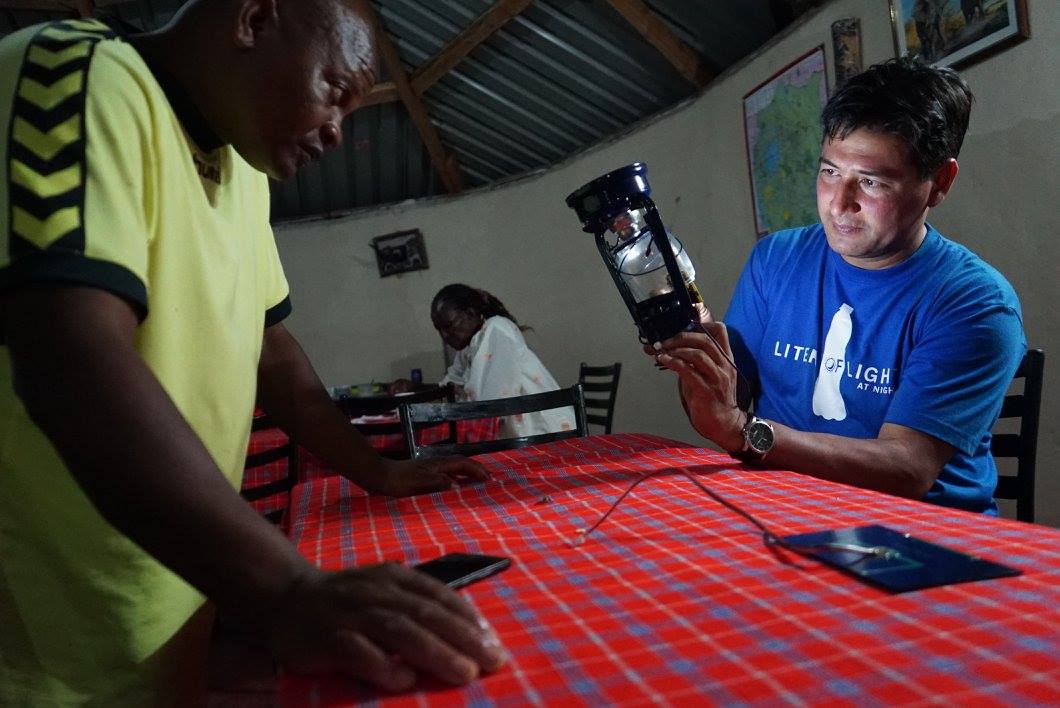 'Daylight System' Empowers Communities With Bottled Light 'Daylight System' Empowers Communities With Bottled Light