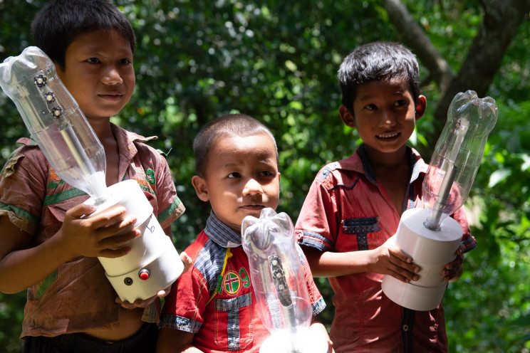 'Daylight System' Empowers Communities With Bottled Light 'Daylight System' Empowers Communities With Bottled Light