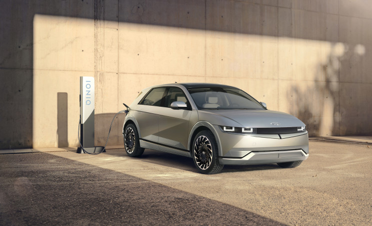 Hyundai Unveils 'Charger on Wheels' IONIQ 5 With Solar Panel Roof Hyundai Unveils 'Charger on Wheels' IONIQ 5 With Solar Panel Roof