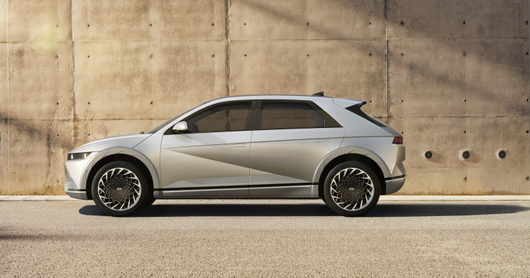 Hyundai Unveils 'Charger on Wheels' IONIQ 5 With Solar Panel Roof Hyundai Unveils 'Charger on Wheels' IONIQ 5 With Solar Panel Roof