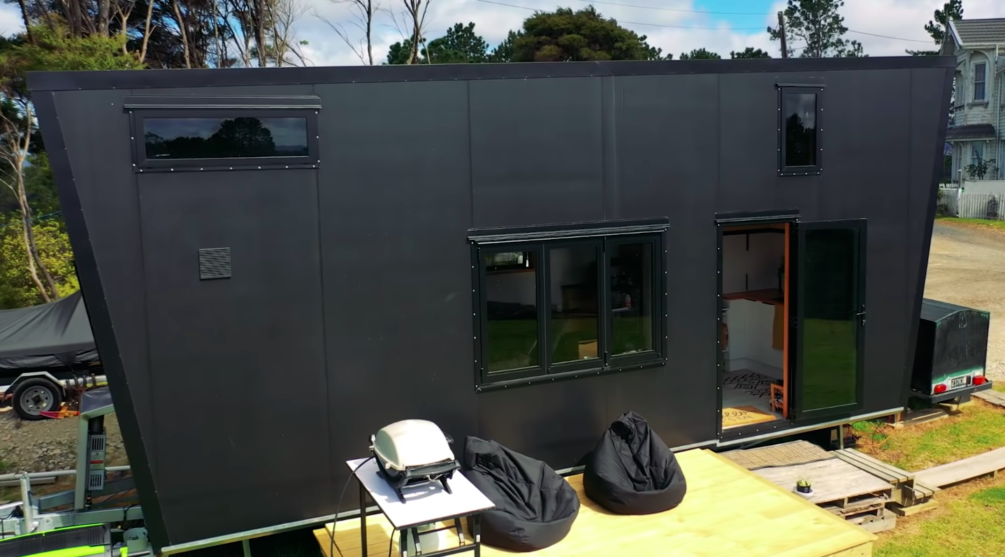 This Mini House in New Zealand is Powered by Solar Panels This Mini House in New Zealand is Powered by Solar Panels