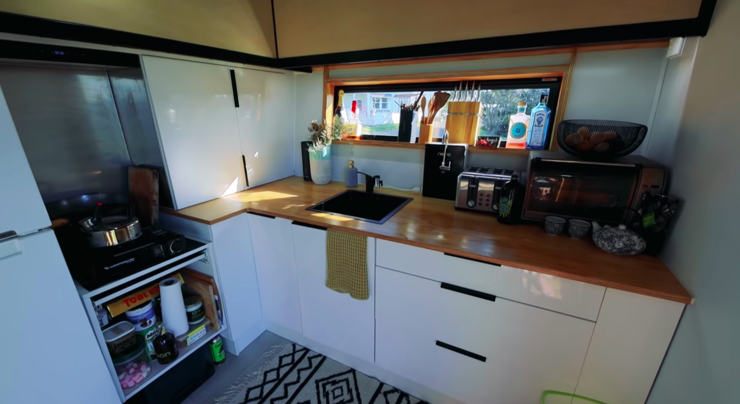 This Mini House in New Zealand is Powered by Solar Panels This Mini House in New Zealand is Powered by Solar Panels