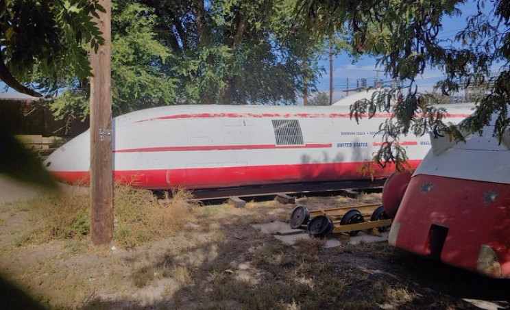 Engineer Posts Images of Abandoned 300 MPH Hovertrains Engineer Posts Images of Abandoned 300 MPH Hovertrains