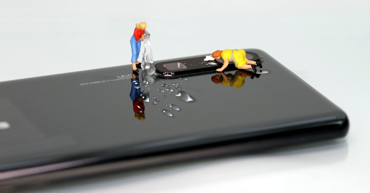 Clean Phone Tiny Figures Cleaning Phone