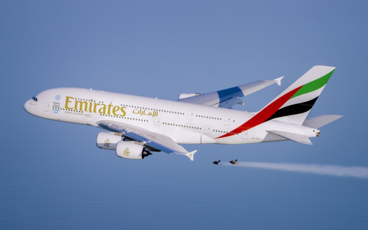 Watch Jetpack Daredevils Fly Alongside the World’s Largest Passenger Airliner Watch Jetpack Daredevils Fly Alongside the World’s Largest Passenger Airliner