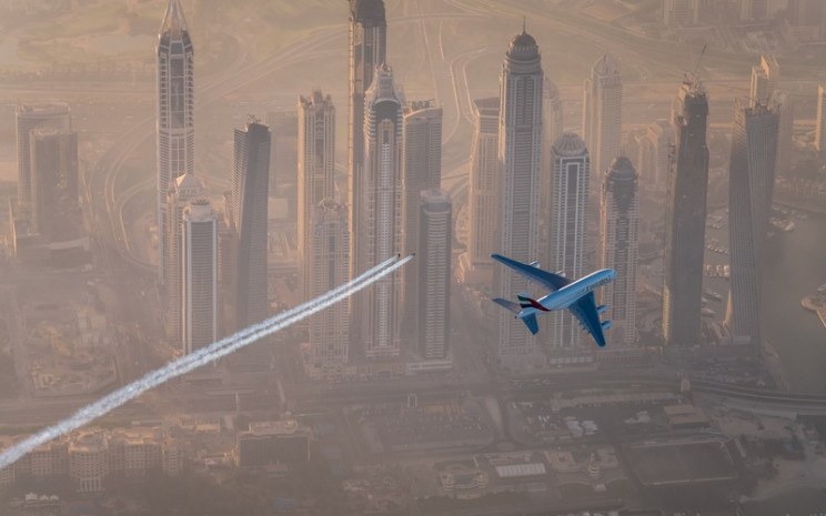 Watch Jetpack Daredevils Fly Alongside the World’s Largest Passenger Airliner Watch Jetpack Daredevils Fly Alongside the World’s Largest Passenger Airliner
