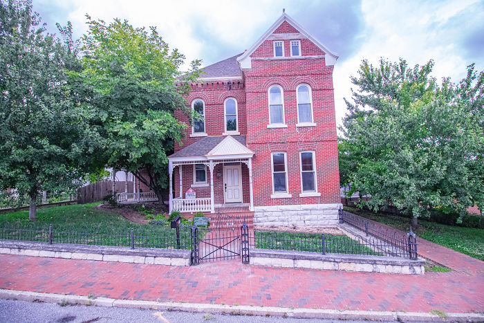Missouri House With Its Own 9-Cell Jail Is Now On Sale Missouri House With Its Own 9-Cell Jail Is Now On Sale