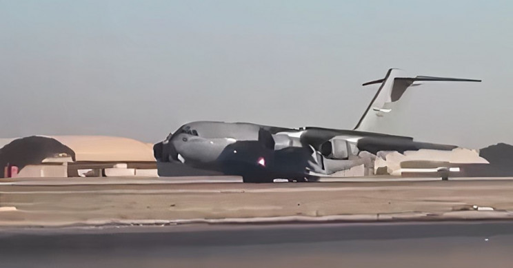 Watch Huge US Air Force C-17 Land Without Its Nose Wheels