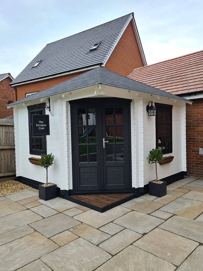 Fed up With the Lockdown, Couple Builds Fantastic Mini Pub in Their Back Yard Fed up With the Lockdown, Couple Builds Fantastic Mini Pub in Their Back Yard