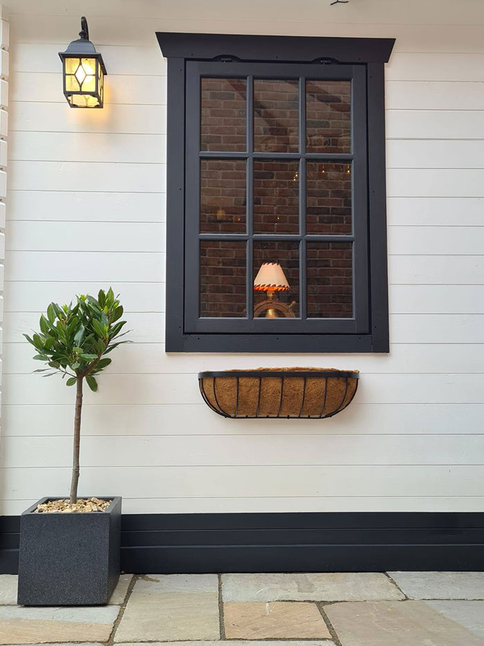 Fed up With the Lockdown, Couple Builds Fantastic Mini Pub in Their Back Yard Fed up With the Lockdown, Couple Builds Fantastic Mini Pub in Their Back Yard