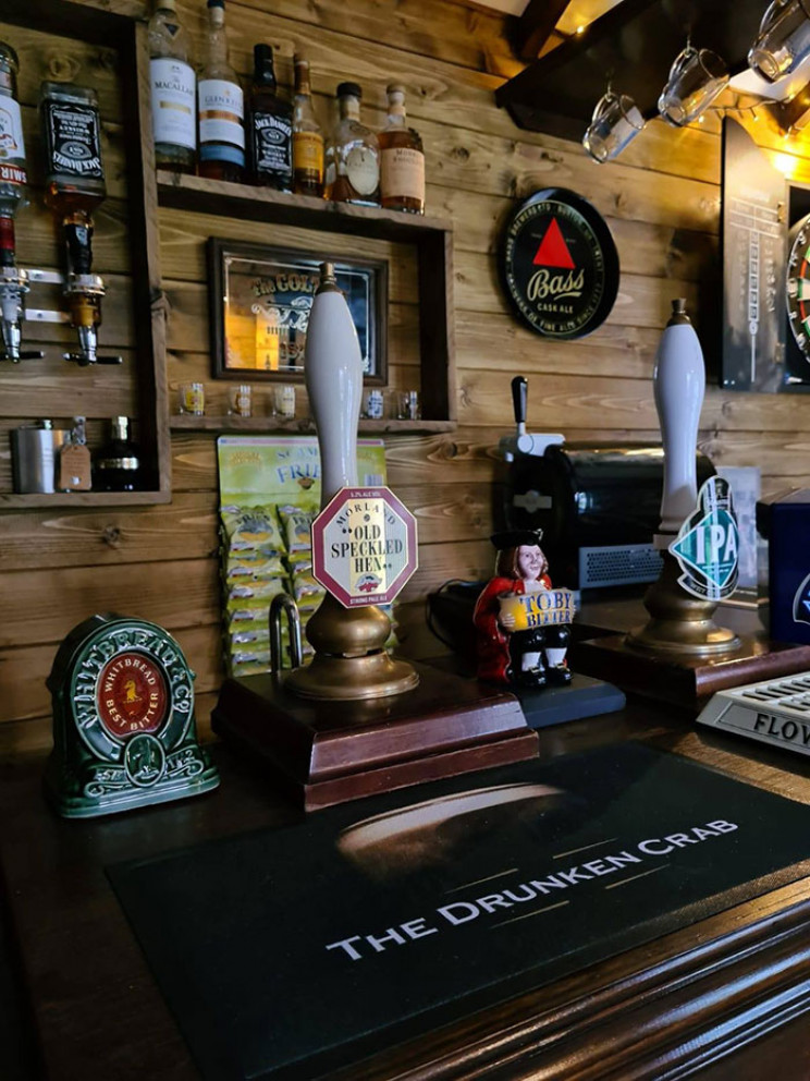 Fed up With the Lockdown, Couple Builds Fantastic Mini Pub in Their Back Yard Fed up With the Lockdown, Couple Builds Fantastic Mini Pub in Their Back Yard