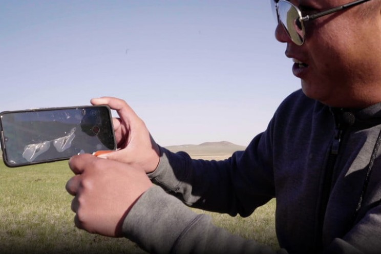 Smartphone Gets Dropped from a Ridiculous Height and Survives