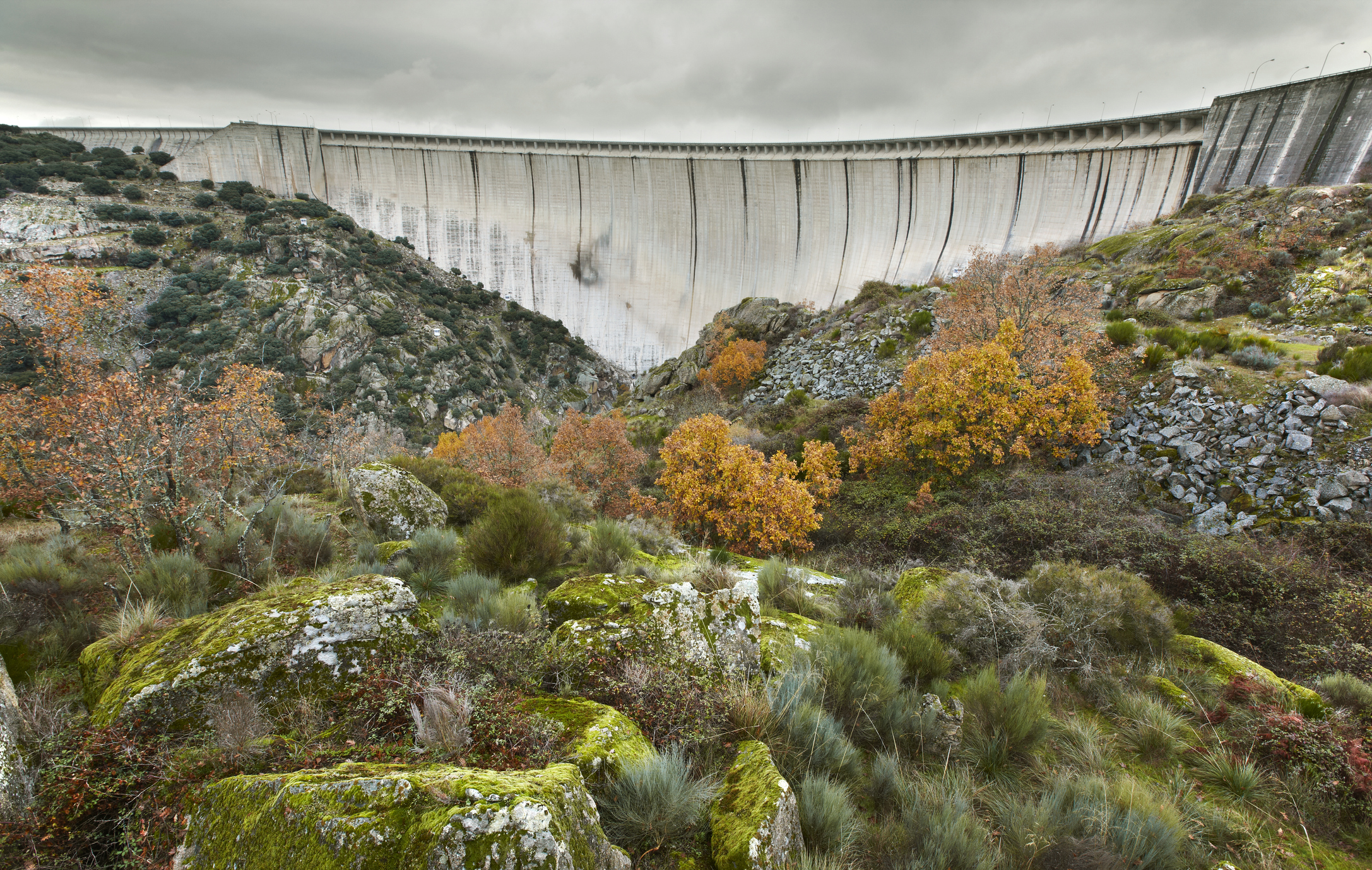Almendra dam in Salamanca, Spain dispersing water