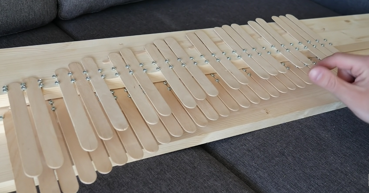 Guy Makes a Functional Piano Using Popsicle Sticks IE