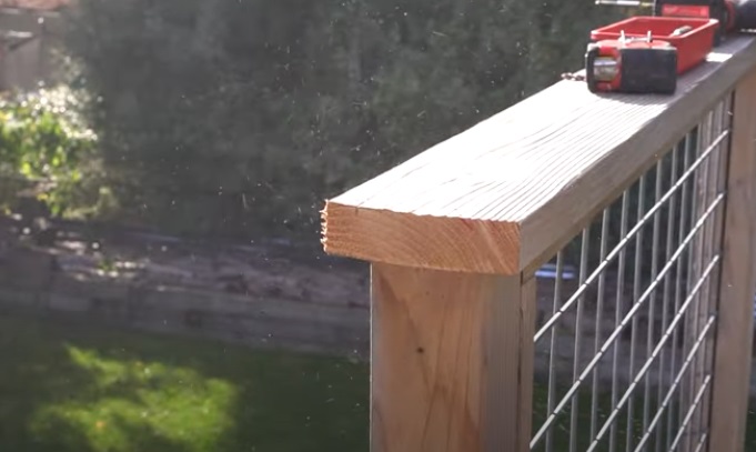 sliding gate gap in fence